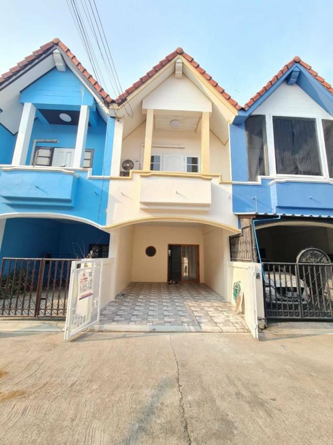 ทาวน์เฮ้าส์รีโนเวทใหม่ พิกัด บางพระ ห่างจาก ถ.สุขุมวิท 600 เมตร ทำเลดีมาก