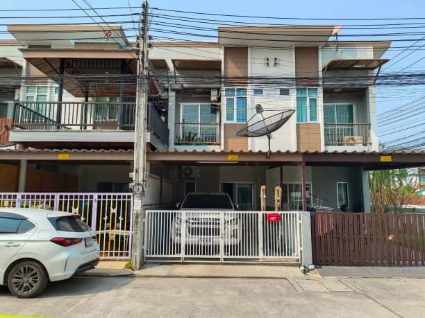 ขายทาวน์เฮ้าส์ 2 ชั้น หมู่บ้านโกลเด้นทาวน์ ศรีราชา ซอยวังหิน  ห่างจาก เซ็นทรัลศรีราชา เพียง  5 นาทึ