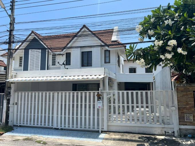 ขายด่วนบ้านแฝด มีพื้นที่ ทำเลเมืองชลบุรี เดอะคันทรี เมืองใหม่