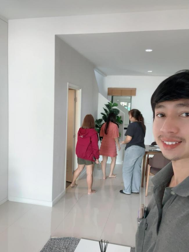 พาลูกค้าดูบ้าน ทาวน์โฮม 2 ชั้นมือ 1 บ้านสวยทำเลดี เดินทางสะดวก ลูกค้าชอบมาก ขอให้จบผ่านจ้า