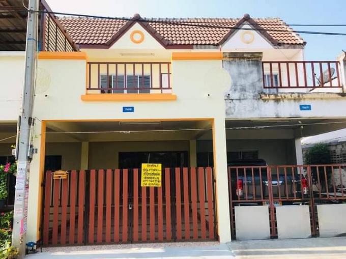 ทาวน์เฮ้าส์ 2 ชั้น หมู่บ้านธรรมรัช (ดอนหัวฬ่อชลบุรี) ราคา : 1.49 ล้าน