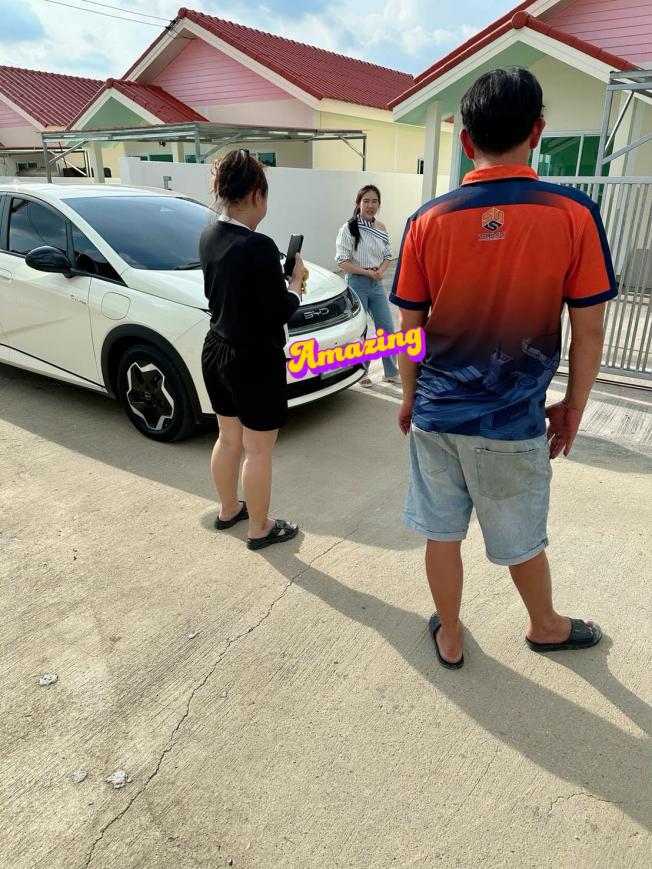 พาลูกค้าดูบ้านหนองคล้ายามเย็น พร้อมเซ็นแอพเอกสารยื่นธนาคาร เคสนี้ต้องลุ้น ขอให้ผ่านจ้า ขอบคุณพี่จุ๊ มาช่วยปิดการขายครับ