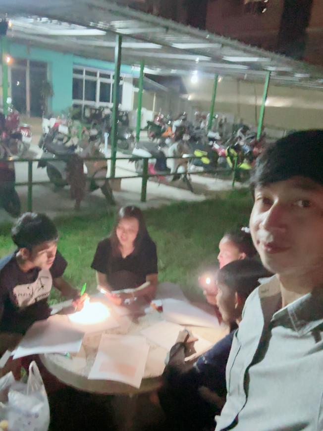 ลูกค้าสนใจ โครงการ บ้านเอกโฮม โซนหนองกะขะ เก็บเอกสารยื่นกู้ยามค่ำคืน